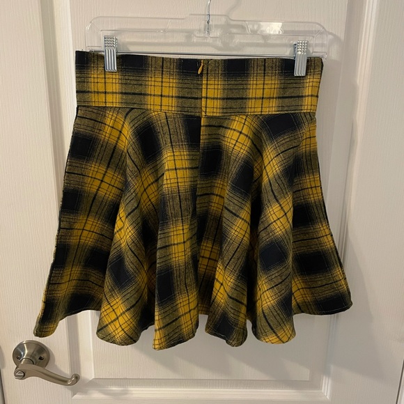 Yellow and black plaid laced skirt - Picture 3 of 3